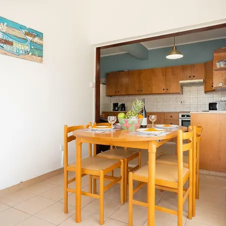 Color Cyprus 3 Bedrooms Near Sea アパート